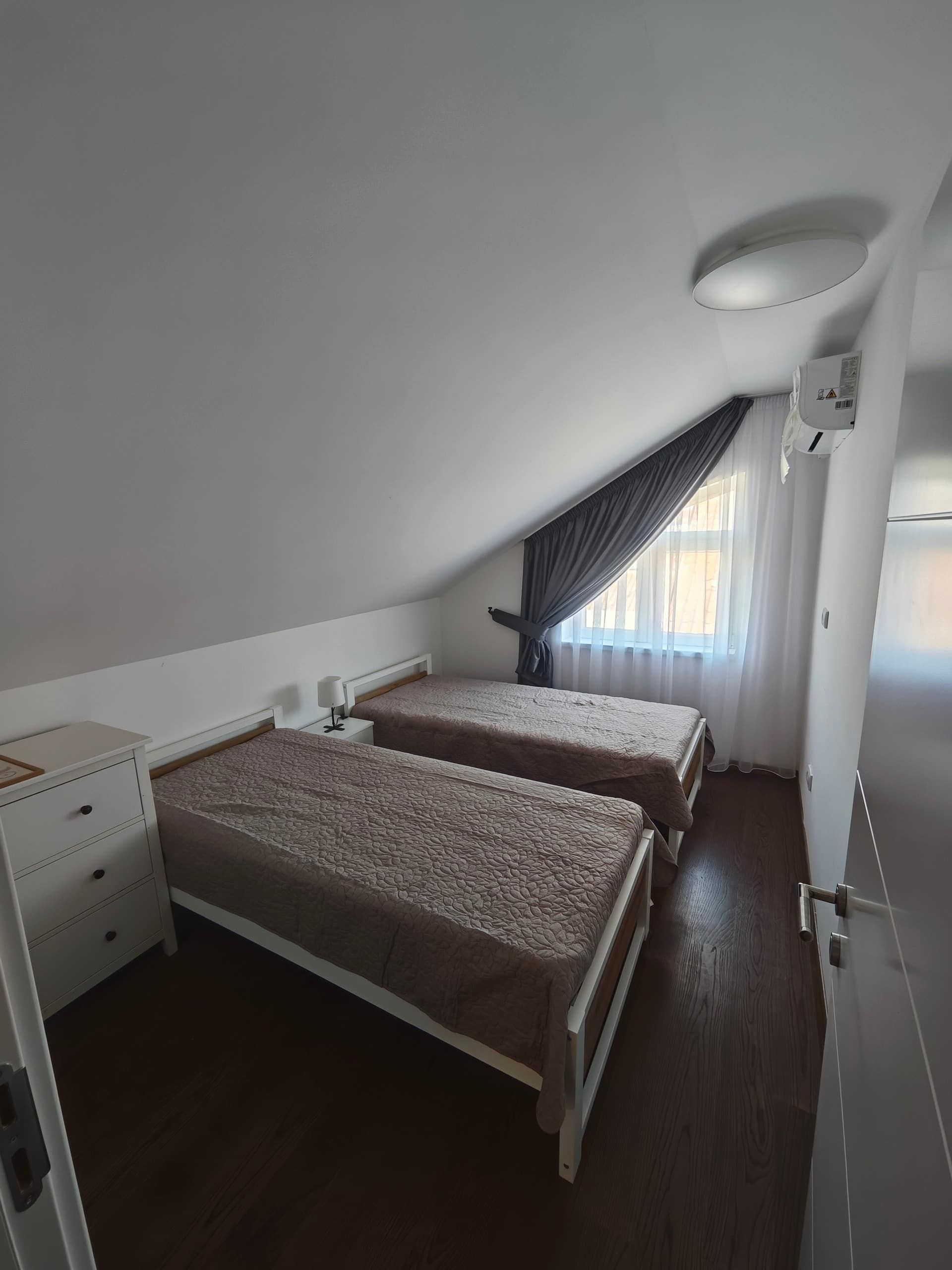 Bedroom with two single beds – Abies Apartment