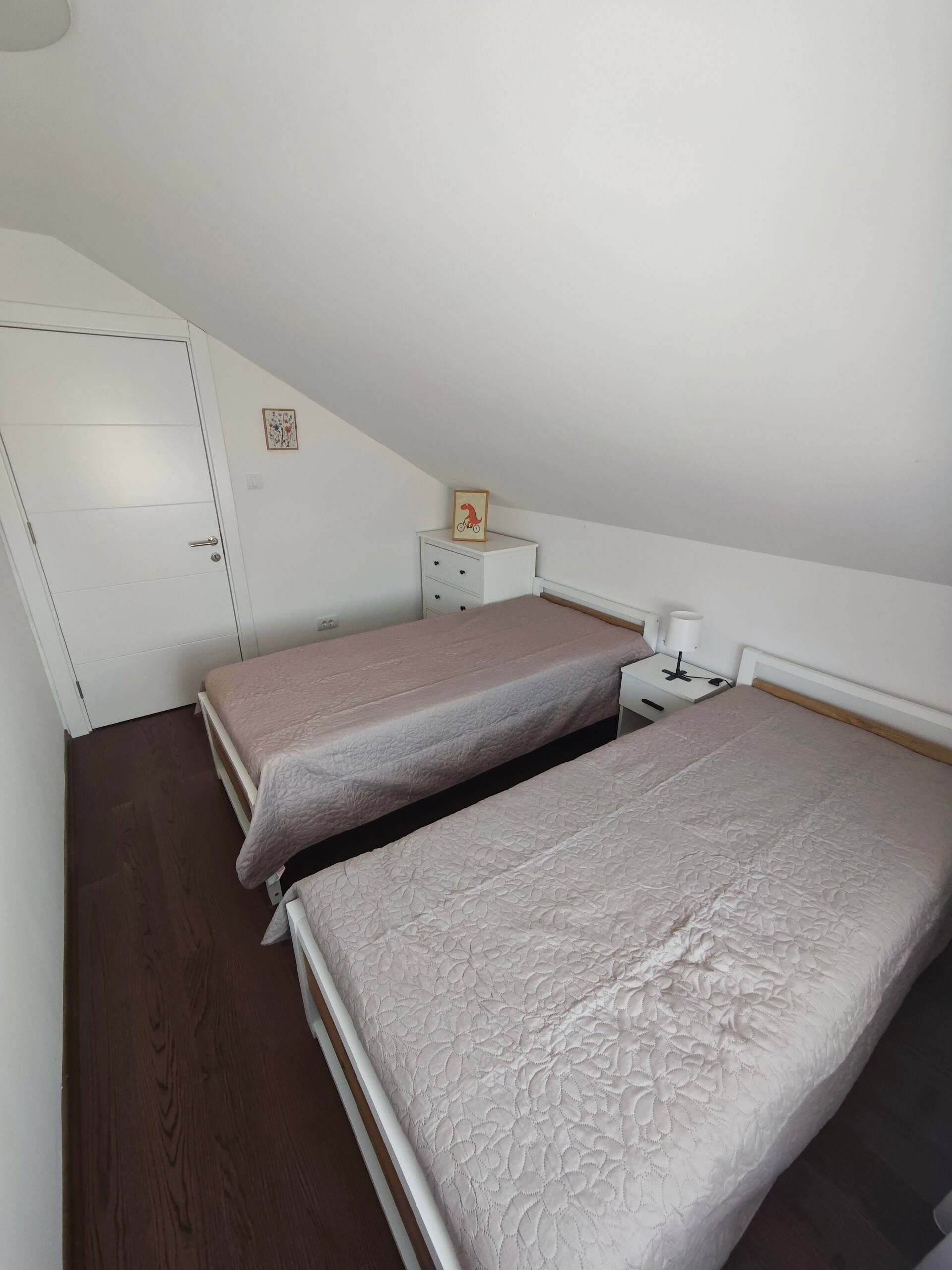 Bedroom with two single beds – Abies Apartment